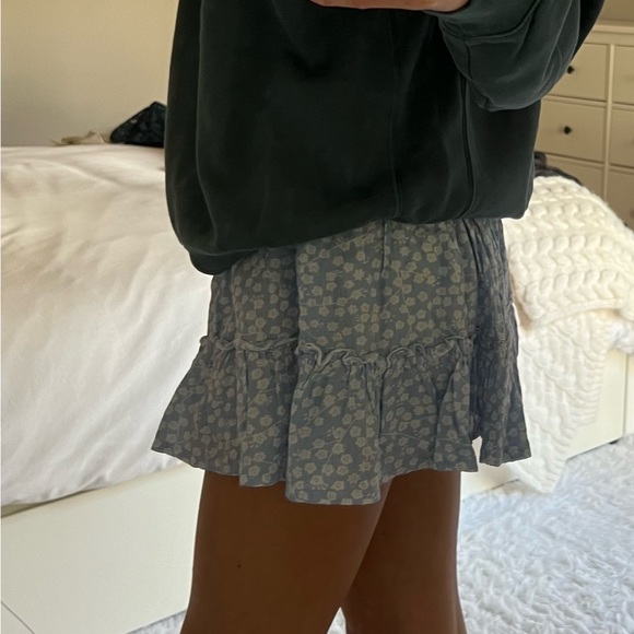 Princess Polly blue floral skirt size 0 - Picture 2 of 3